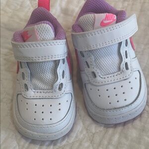 Nike Kids White and Purple Aneakera size 2C